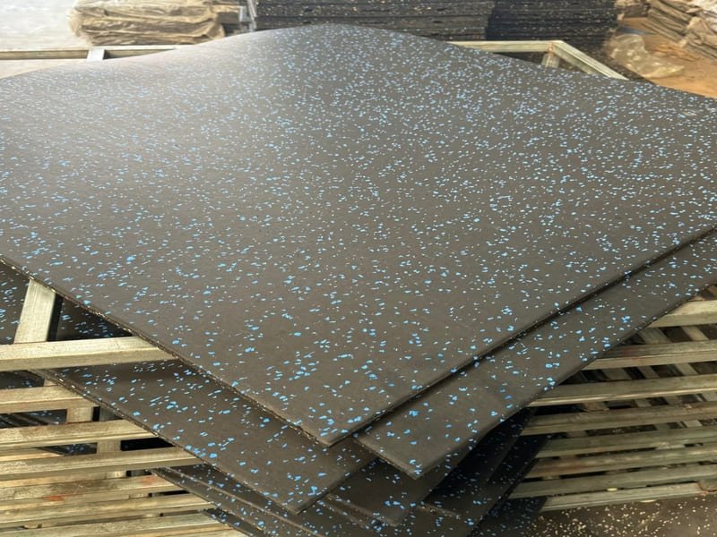 Un'immagine a schermo diviso che mostra un mop in microfibra corretto rispetto a una spazzola abrasiva non corretta